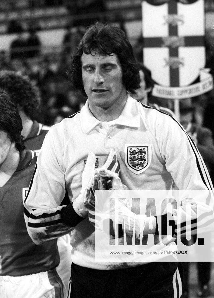 Fußball, Länderspiel, Deutschland - England 2:1 in München, 22.02.1978, Torwart Ray Clemence (England) kommt aufs Spielfeld