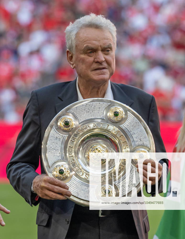 Sepp Maier (Torwartlegende FC Bayern Muenchen und Fussballweltmeister 1974) bei einer Ehrung mit einer Meisterschale. GER, FC Bayern Muenchen gegen SC Freiburg Fussball, Bundesliga, 2. Spieltag, Spielzeit 2024 2025, 01.09.2024. . GER, FC Bayern Muenchen gegen SC Freiburg Fussball, Bundesliga, 2. Spieltag, Spielzeit 2024 2025, 01.09.2024. Muenchen