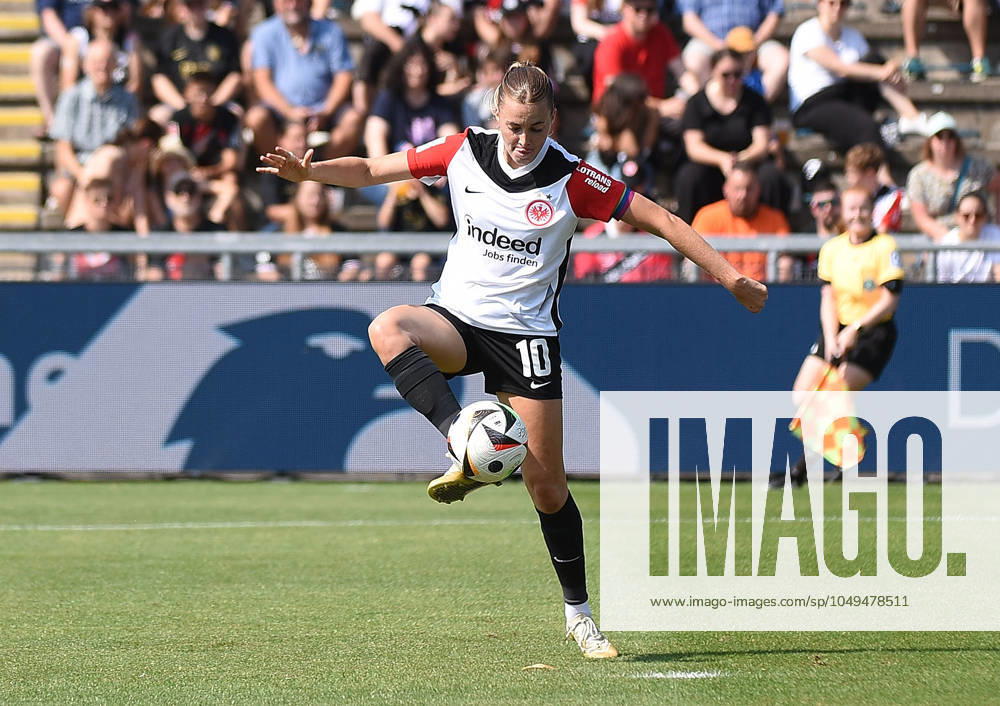 Fussball Google Pixel Frauen-Bundesliga, Eintracht Frankfurt - FC Carl Zeiss Jena, v.l. Laura Freigang (Eintracht Frankfurt Damen) Frankfurt am Main