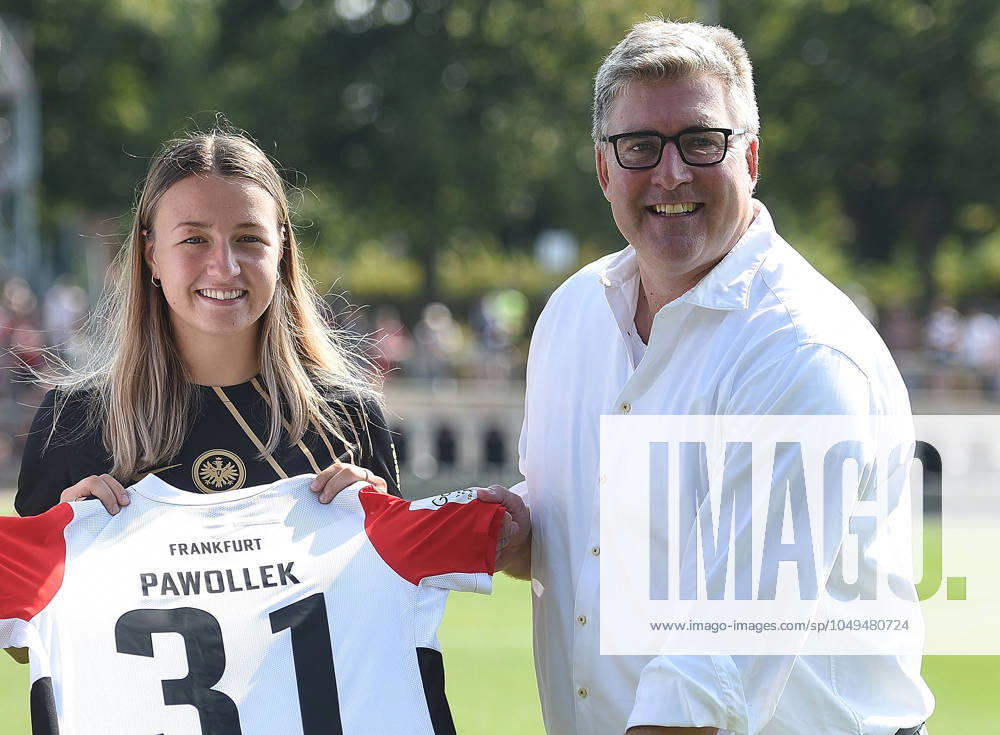 Fussball Google Pixel Frauen-Bundesliga, Eintracht Frankfurt - FC Carl Zeiss Jena, v.l. Tanja Pawollek (Eintracht Frankfurt Damen), Axel Hellmann (Vorstandssprecher Eintracht Frankfurt Fussball AG) Frankfurt am Main
