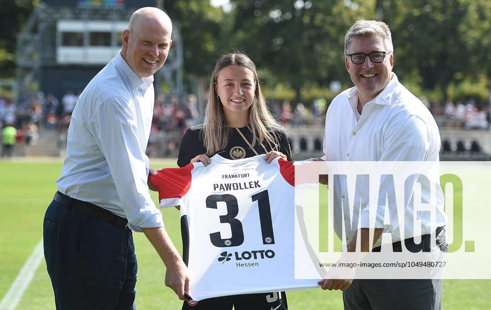 Fussball Google Pixel Frauen-Bundesliga, Eintracht Frankfurt - FC Carl Zeiss Jena, v.l. Martin Blach (Lotto Hessen)Tanja Pawollek (Eintracht Frankfurt Damen), Axel Hellmann (Vorstandssprecher Eintracht Frankfurt Fussball AG) Frankfurt am Main