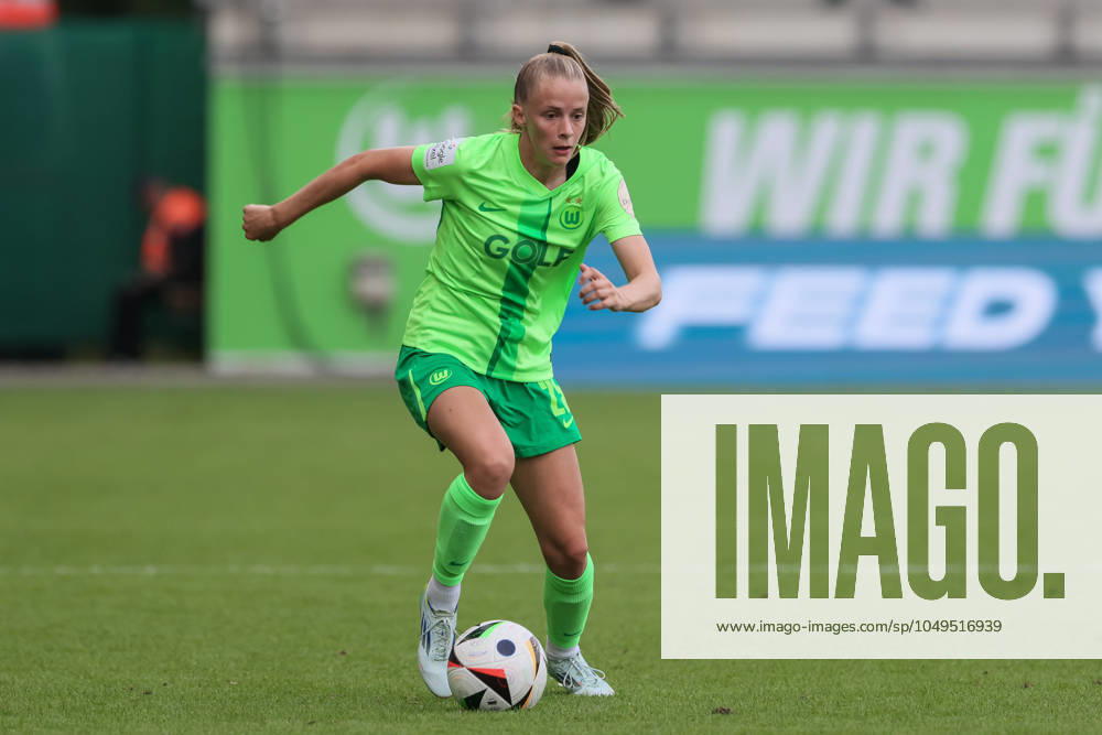 V.li.: Vivien Endemann (VfL Wolfsburg, 25) am Ball, Freisteller, Einzelbild, Ganzkörper, Aktion, Action, Spielszene, DIE DFB-RICHTLINIEN UNTERSAGEN JEGLICHE NUTZUNG VON FOTOS ALS SEQUENZBILDER UND ODER VIDEOÄHNLICHE FOTOSTRECKEN. DFB REGULATIONS PROHIBIT ANY USE OF PHOTOGRAPHS AS IMAGE SEQUENCES AND OR QUASI-VIDEO., 02.09.2024, Wolfsburg (Deutschland), Fussball, Google Pixel Frauen-Bundesliga, VfL Wolfsburg - SV Werder Bremen