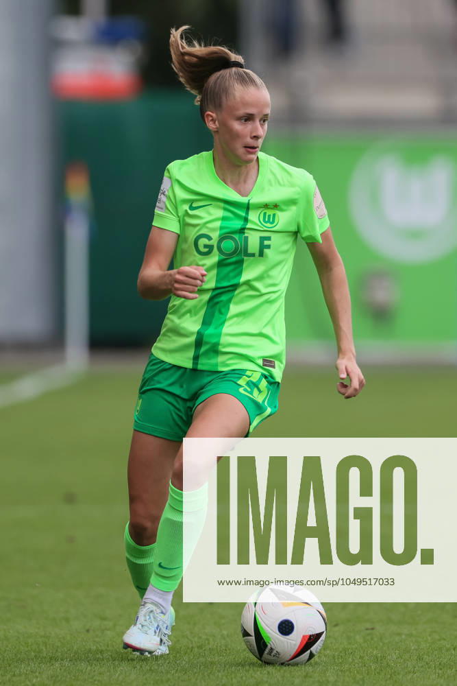 V.li.: Vivien Endemann (VfL Wolfsburg, 25) am Ball, Freisteller, Einzelbild, Ganzkörper, Aktion, Action, Spielszene, DIE DFB-RICHTLINIEN UNTERSAGEN JEGLICHE NUTZUNG VON FOTOS ALS SEQUENZBILDER UND ODER VIDEOÄHNLICHE FOTOSTRECKEN. DFB REGULATIONS PROHIBIT ANY USE OF PHOTOGRAPHS AS IMAGE SEQUENCES AND OR QUASI-VIDEO., 02.09.2024, Wolfsburg (Deutschland), Fussball, Google Pixel Frauen-Bundesliga, VfL Wolfsburg - SV Werder Bremen