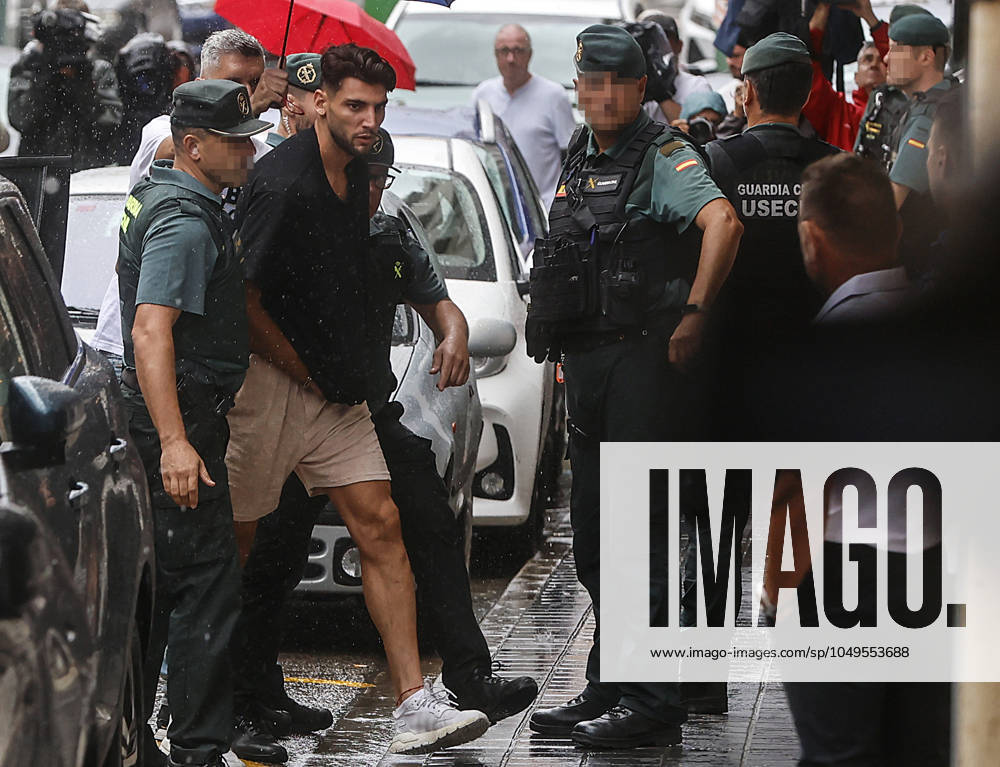 El futbolista Rafa Mir pasa su segunda noche en calabozos y será trasladado ante el juez El futbolista del Valencia CF Rafa Mir pasa a disposición judicial, desde la Comandancia de la Guardia Civil, a 4 de septiembre de 2024, en Valencia, Comunidad Valenciana (Espana). El futbolista del Valencia CF Rafa Mir ha pasado su segunda noche en los calabozos tras ser arrestado el pasado lunes por una agresión sexual a una mujer. La denuncia la interpuso una joven de 25 anos que manifestó haber sufrido una agresión sexual junto con otra joven, de 21, en el domicilio particular de Rafa Mir. En los hechos, según el relato de la denunciante, habría participado otro hombre, que estaba siendo buscado por su presunta implicación en los hechos y que también fue detenido. 04 SEPTIEMBRE 2024;PIXELADA Valencia (Comunidad Valenciana) Valencia (Comunidad Valenciana) Espana