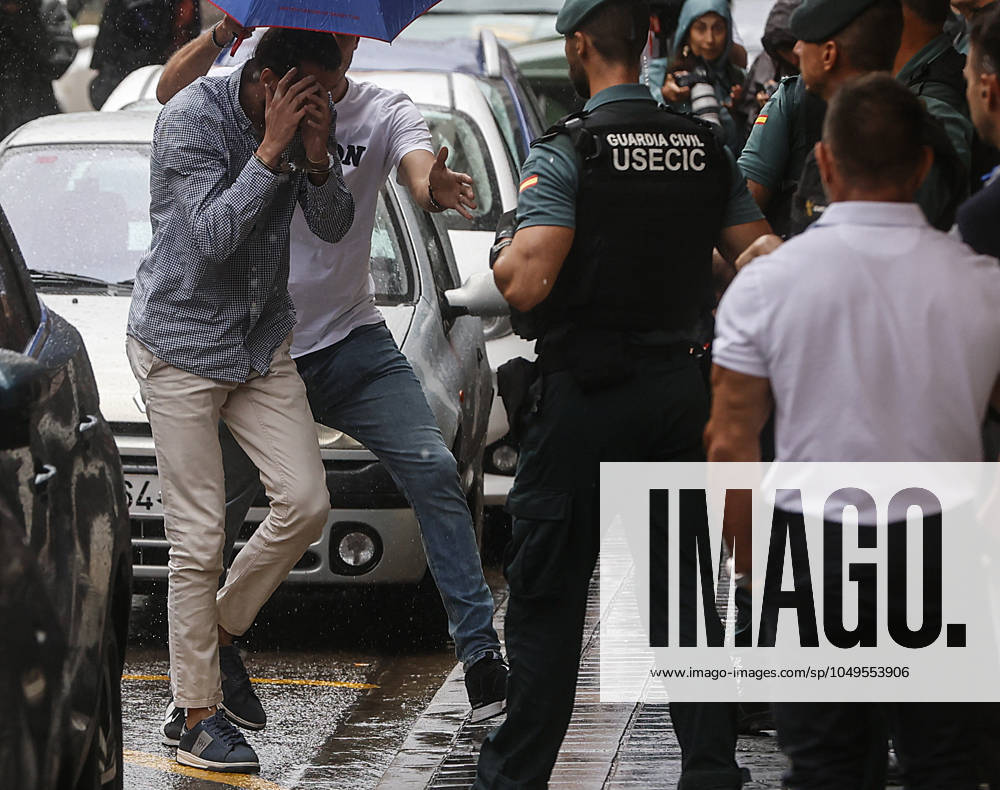 El futbolista Rafa Mir pasa su segunda noche en calabozos y será trasladado ante el juez El otro detenido por las agresiones pasa a disposición judicial, desde la Comandancia de la Guardia Civil, a 4 de septiembre de 2024, en Valencia, Comunidad Valenciana (Espana). El futbolista del Valencia CF Rafa Mir ha pasado su segunda noche en los calabozos tras ser arrestado el pasado lunes por una agresión sexual a una mujer. La denuncia la interpuso una joven de 25 anos que manifestó haber sufrido una agresión sexual junto con otra joven, de 21, en el domicilio particular de Rafa Mir. En los hechos, según el relato de la denunciante, habría participado otro hombre, que estaba siendo buscado por su presunta implicación en los hechos y que también fue detenido. 04 SEPTIEMBRE 2024 Valencia (Comunidad Valenciana) Valencia (Comunidad Valenciana) Espana