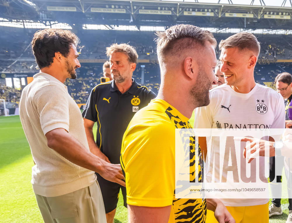 Fussball, Saison 2024 2025, Abschiedsspiel von Lukasz Piszczek und Jakub Blaszczykowski, Jürgen Klopp begrüßt Mats Hummels Dortmund Signal-Iduna-Park NRW Deutschland xRHR-FOTO YYx