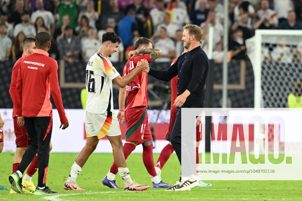 Fussball UEFA Nations League 2024, Deutschland - Ungarn, v.re. Freude im deutschen Team nach dem 5:0 gegen Ungarn: Julian Nagelsmann (Bundestrainer Deutsche Nationalmannschaft) gratuliert Aleksandar Pavlović (Deutsche Nationalmannschaft)