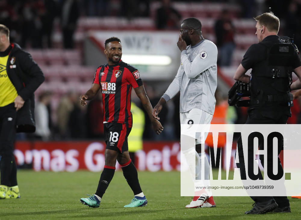 AFC Bournemouth v Manchester United, ManU - Premier League - Vitality Stadium April 18, 2018 - Bournemouth, United Kingdom - Jermain Defoe of Bournemouth talks to Romelu Lukaku of Manchester United during the premier league match at the Vitality Stadium, Bournemouth. Picture date 18th April 2018. Picture credit should read: David Klein Sportimage Bournemouth United Kingdom