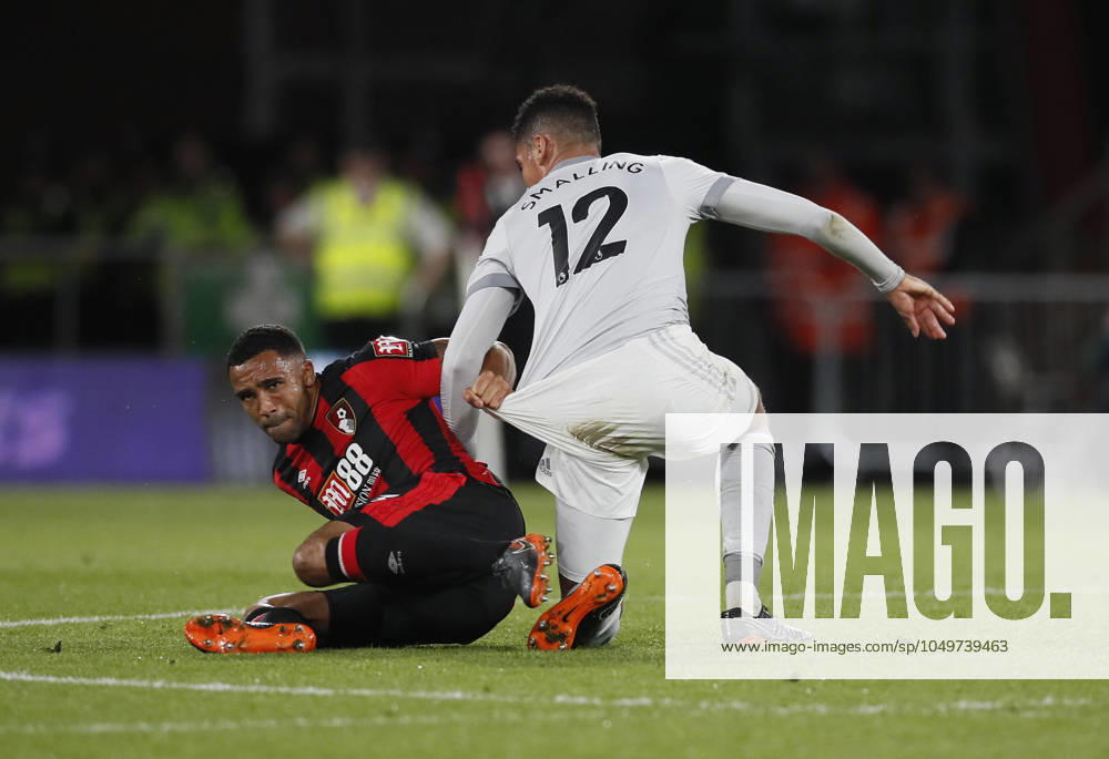 AFC Bournemouth v Manchester United, ManU - Premier League - Vitality Stadium April 18, 2018 - Bournemouth, United Kingdom - Callum Wilson of Bournemouth tussles with Chris Smalling of Manchester Unitedduring the premier league match at the Vitality Stadium, Bournemouth. Picture date 18th April 2018. Picture credit should read: David Klein Sportimage Bournemouth United Kingdom