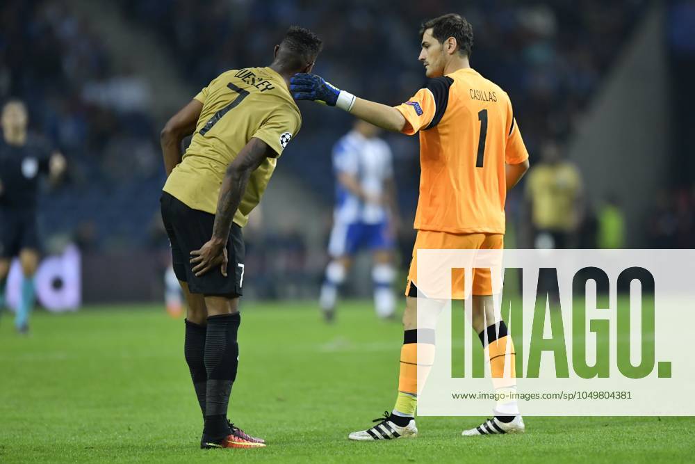 FC Porto v Club Brugge - UEFA Champions League PORTO, PORTUGAL - NOVEMBER 2 : Iker Casillas of FC Porto looks after an injured Moraes Ferreira Da Silva Wesley forward of Club Brugge during the Champions League Group H stage match of FC Porto against Club Brugge at the Estadio do Dragao on November 02, 2016 in Porto, Portugal, 2 11 2016 Porto Portugal