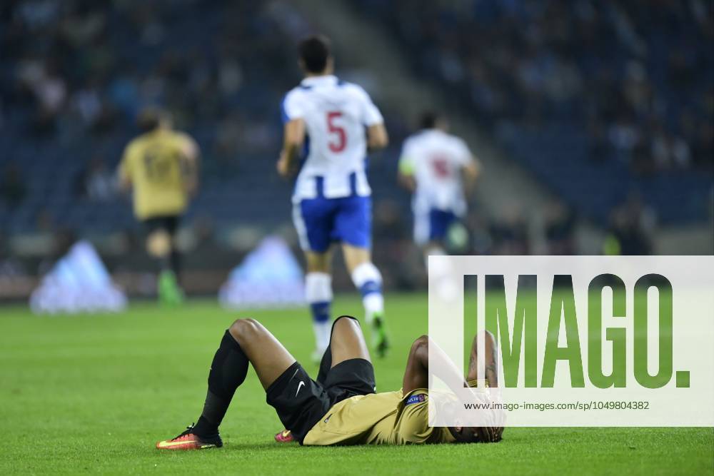 FC Porto v Club Brugge - UEFA Champions League PORTO, PORTUGAL - NOVEMBER 2 : An injured Moraes Ferreira Da Silva Wesley forward of Club Brugge during the Champions League Group H stage match of FC Porto against Club Brugge at the Estadio do Dragao on November 02, 2016 in Porto, Portugal, 2 11 2016 Porto Portugal