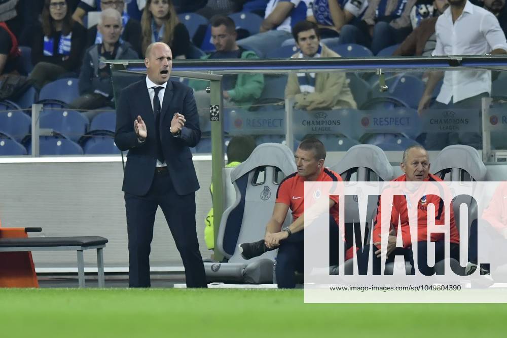 FC Porto v Club Brugge - UEFA Champions League PORTO, PORTUGAL - NOVEMBER 2 : Philippe Clement assistant coach of Club Brugge issues instructions to his players during the Champions League Group H stage match of FC Porto against Club Brugge at the Estadio do Dragao on November 02, 2016 in Porto, Portugal, 2 11 2016 Porto Portugal
