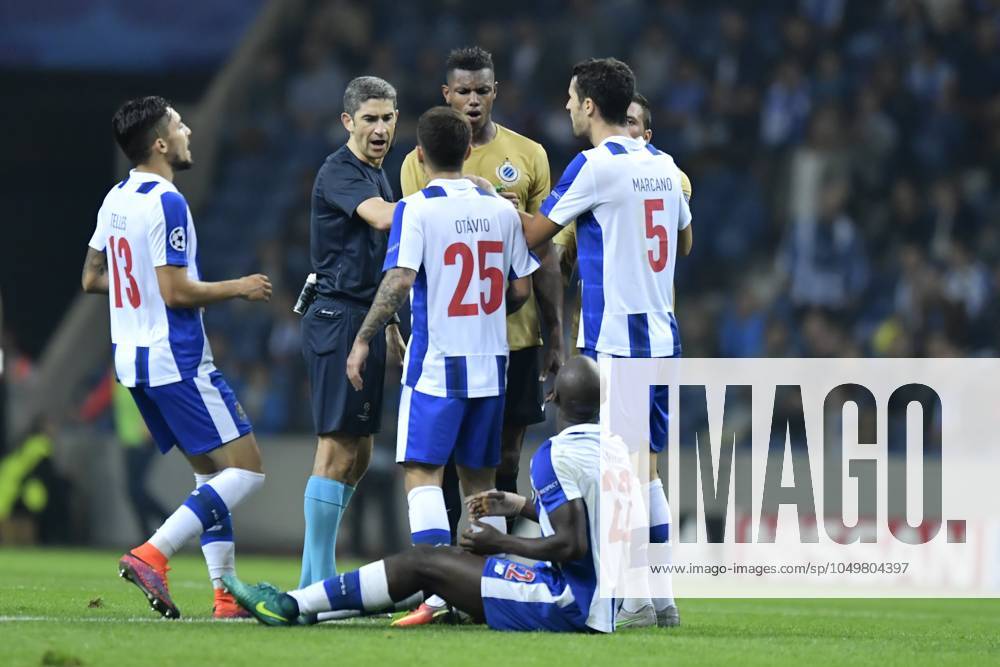 FC Porto v Club Brugge - UEFA Champions League PORTO, PORTUGAL - NOVEMBER 2 : Issues between Moraes Ferreira Da Silva Wesley forward of Club Brugge and Danilo of FC Porto during the Champions League Group H stage match of FC Porto against Club Brugge at the Estadio do Dragao on November 02, 2016 in Porto, Portugal, 2 11 2016 Porto Portugal