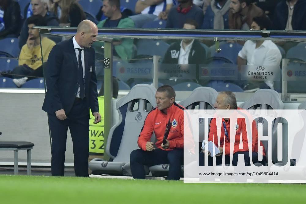 FC Porto v Club Brugge - UEFA Champions League PORTO, PORTUGAL - NOVEMBER 2 : Philippe Clement assistant coach of Club Brugge talking to the staff during the Champions League Group H stage match of FC Porto against Club Brugge at the Estadio do Dragao on November 02, 2016 in Porto, Portugal, 2 11 2016 Porto Portugal