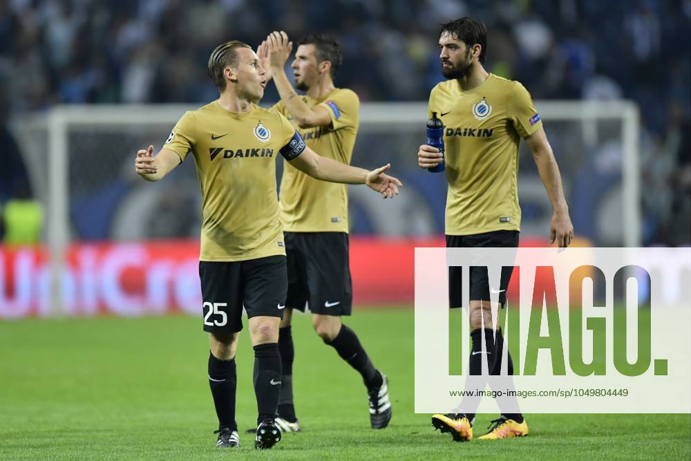 FC Porto v Club Brugge - UEFA Champions League PORTO, PORTUGAL - NOVEMBER 2 : Ruud Vormer midfielder of Club Brugge and Benoit Poulain defender of Club Brugge looking dejected on the final whistle after the defeat during the Champions League Group H stage match of FC Porto against Club Brugge at the Estadio do Dragao on November 02, 2016 in Porto, Portugal, 2 11 2016 Porto Portugal