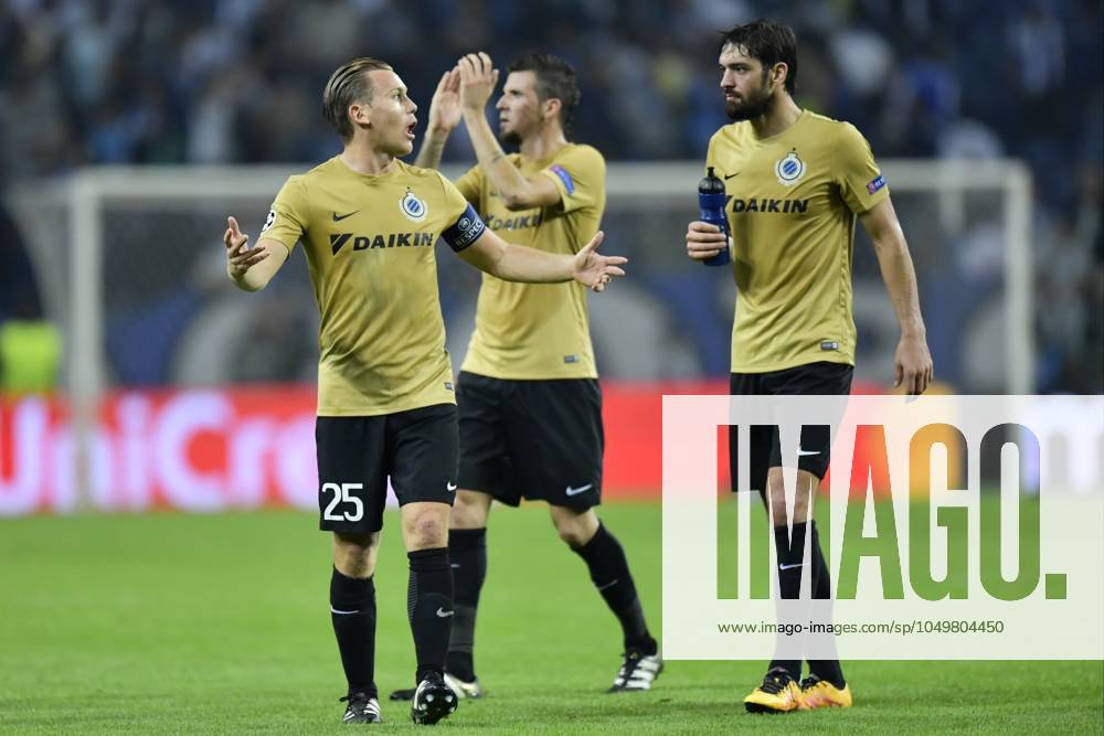 FC Porto v Club Brugge - UEFA Champions League PORTO, PORTUGAL - NOVEMBER 2 : Ruud Vormer midfielder of Club Brugge and Benoit Poulain defender of Club Brugge looking dejected on the final whistle after the defeat during the Champions League Group H stage match of FC Porto against Club Brugge at the Estadio do Dragao on November 02, 2016 in Porto, Portugal, 2 11 2016 Porto Portugal