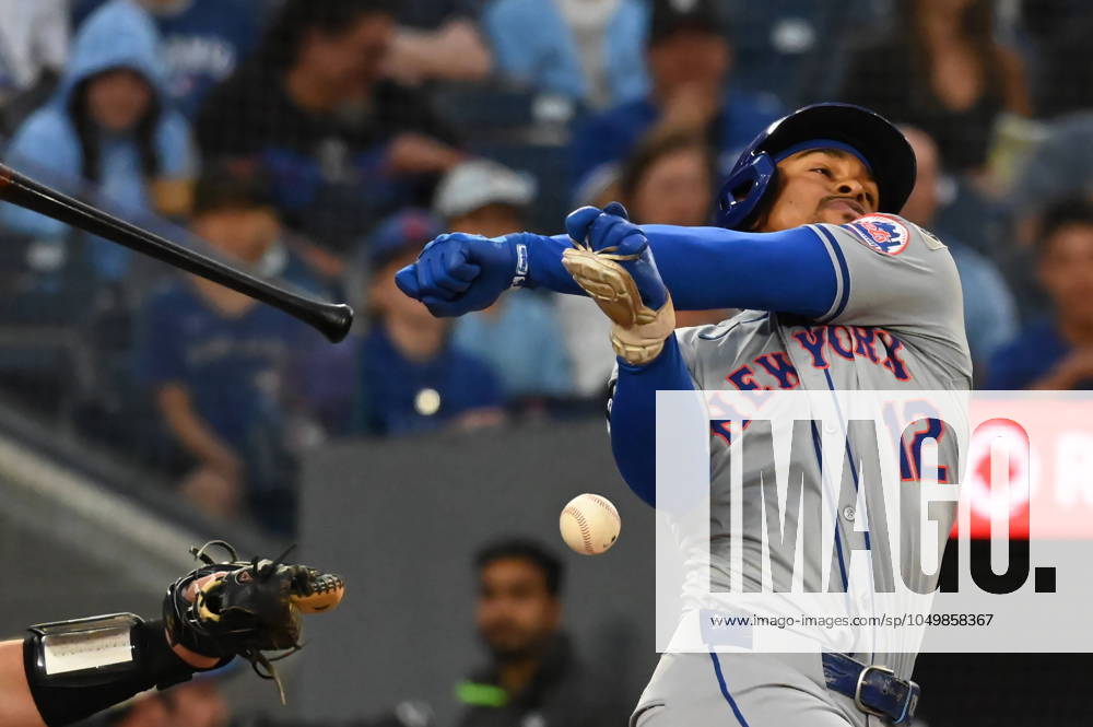 New York Mets shortstop Francisco Lindor (12) loses the grip on his bat against the Toronto Blue Jays, during first inning MLB, Baseball Herren, USA baseball action in Toronto on Tuesday Sept. 10, 2024. Francisco Lindor - ZUMAc35_ 20240910_zaf_c35_157