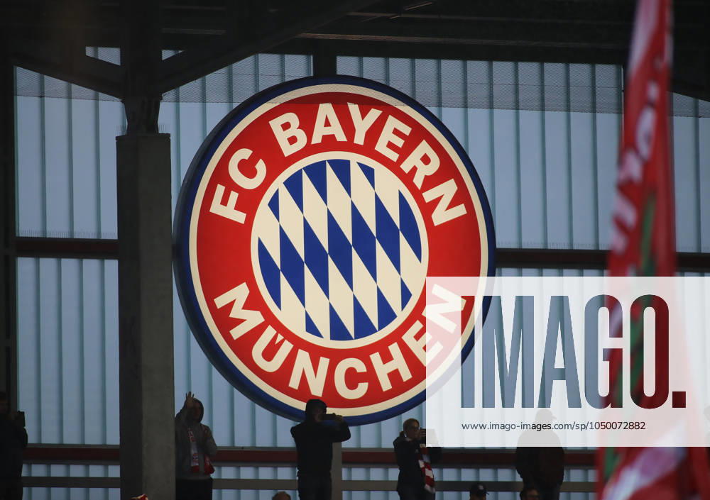 München, Deutschland 13. September 2024: Fussball, FRAUEN, GOOGLE PIXEL FRAUEN-BUNDESLIGA, Saison 2024 2025, FC Bayern München - RB Leipzig, Campus Hier das Logo, Wappen des FC Bayern München, beleuchtet im dunklen, Symbolbild