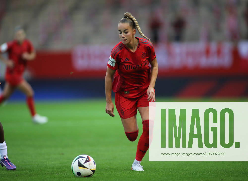 München, Deutschland 13. September 2024: Fussball, FRAUEN, GOOGLE PIXEL FRAUEN-BUNDESLIGA, Saison 2024 2025, FC Bayern München - RB Leipzig, Campus Giulia Gwinn (FC Bayern München) mit Ball im Angriff, Einzelaktion, Freisteller, Ganzkörperaufnahme
