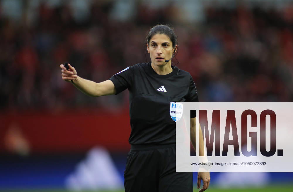 München, Deutschland 13. September 2024: Fussball, FRAUEN, GOOGLE PIXEL FRAUEN-BUNDESLIGA, Saison 2024 2025, FC Bayern München - RB Leipzig, Campus Schiedsrichterin Riem Hussein hebt den rechten Arm