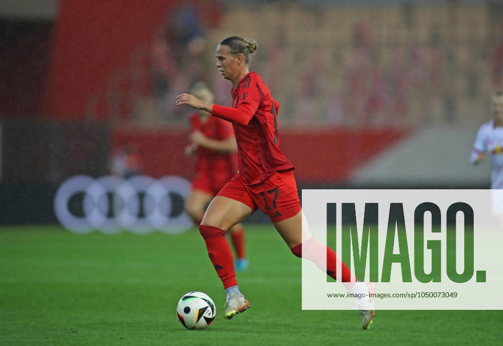 München, Deutschland 13. September 2024: Fussball, FRAUEN, GOOGLE PIXEL FRAUEN-BUNDESLIGA, Saison 2024 2025, FC Bayern München - RB Leipzig, Campus Klara Bühl Buehl (FC Bayern München) mit Ball im Angriff, seitlich, Einzelaktion, Freisteller, Ganzkörperaufnahme
