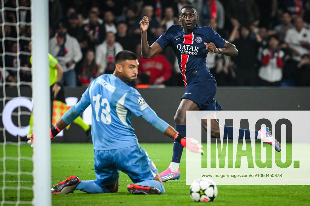Paulo GAZZANIGA of Girona and Randal KOLO MUANI of PSG during the UEFA Champions League, League Phase MD1 match between Paris Saint-Germain and Girona FC at Parc des Princes Stadium on September 18, 2024 in Paris, France. Paris France - ZUMAm308 20240918_zsp_m308_008