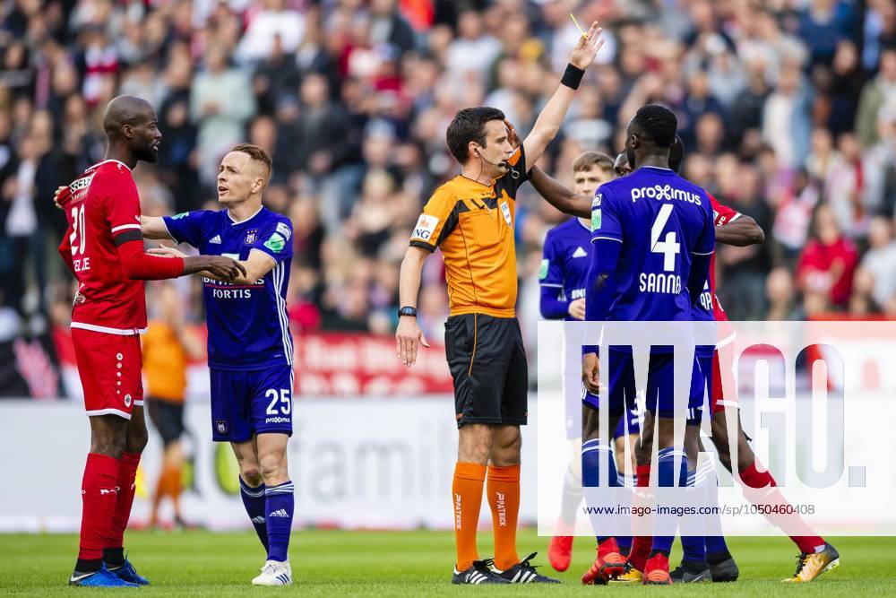Royal Antwerp v RSC Anderlecht - Jupiler Pro League Play-Offs 1 ANTWERPEN, BELGIUM - MAY 12 : referee Erik Lambrechts shows yellow to Dennis Appiah defender of Anderlecht after his foul on Didier Lamkel Ze forward of Antwerp during the Jupiler Pro League match between Royal Antwerp FC and RSC Anderlecht on May 12, 2019 in Antwerpen, Belgium, 12 05 2019 ( Photo Gregory Van Gansen Photonews ) Antwerpen Belgium