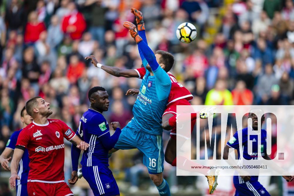 Royal Antwerp v RSC Anderlecht - Jupiler Pro League Play-Offs 1 ANTWERPEN, BELGIUM - MAY 12 : Thomas Didillon goalkeeper of Anderlecht in a duel with William Owusu Acheampong midfielder of Antwerp during the Jupiler Pro League match between Royal Antwerp FC and RSC Anderlecht on May 12, 2019 in Antwerpen, Belgium, 12 05 2019 ( Photo Gregory Van Gansen Photonews ) Antwerpen Belgium