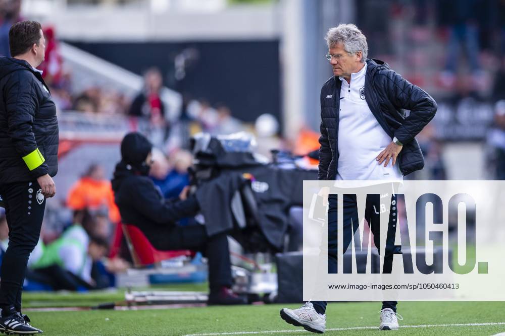 Royal Antwerp v RSC Anderlecht - Jupiler Pro League Play-Offs 1 ANTWERPEN, BELGIUM - MAY 12 : Laszlo Boloni head coach of Antwerp shows dejection during the Jupiler Pro League match between Royal Antwerp FC and RSC Anderlecht on May 12, 2019 in Antwerpen, Belgium, 12 05 2019 ( Photo Gregory Van Gansen Photonews ) Antwerpen Belgium