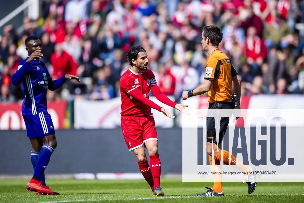 Royal Antwerp v RSC Anderlecht - Jupiler Pro League Play-Offs 1 ANTWERPEN, BELGIUM - MAY 12 : Lior Refaelov midfielder of Antwerp, referee Erik Lambrechts during the Jupiler Pro League match between Royal Antwerp FC and RSC Anderlecht on May 12, 2019 in Antwerpen, Belgium, 12 05 2019 ( Photo Gregory Van Gansen Photonews ) Antwerpen Belgium