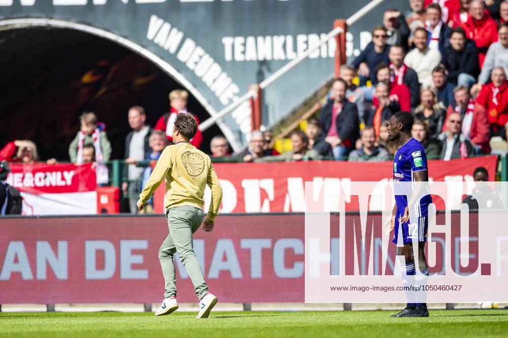 Royal Antwerp v RSC Anderlecht - Jupiler Pro League Play-Offs 1 ANTWERPEN, BELGIUM - MAY 12 : streaker pictured during the Jupiler Pro League match between Royal Antwerp FC and RSC Anderlecht on May 12, 2019 in Antwerpen, Belgium, 12 05 2019 ( Photo Gregory Van Gansen Photonews ) Antwerpen Belgium