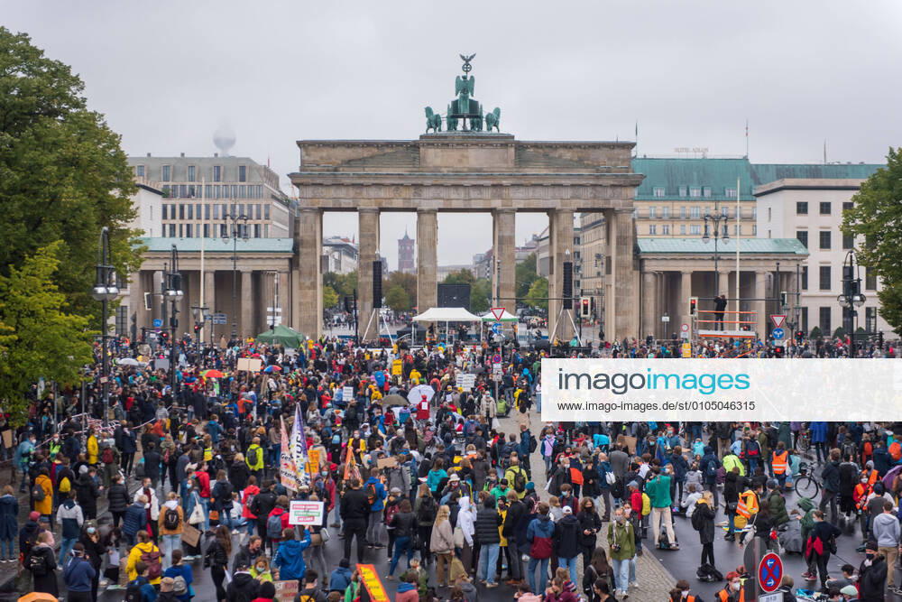 Berlin, Fridays for Future Demo Deutschland, Berlin - 25.09.2020: Im Bild ist der Protest vor dem Brandenburger Tor um 11:23 Uhr zu sehen. Berlin Berlin Deutschland