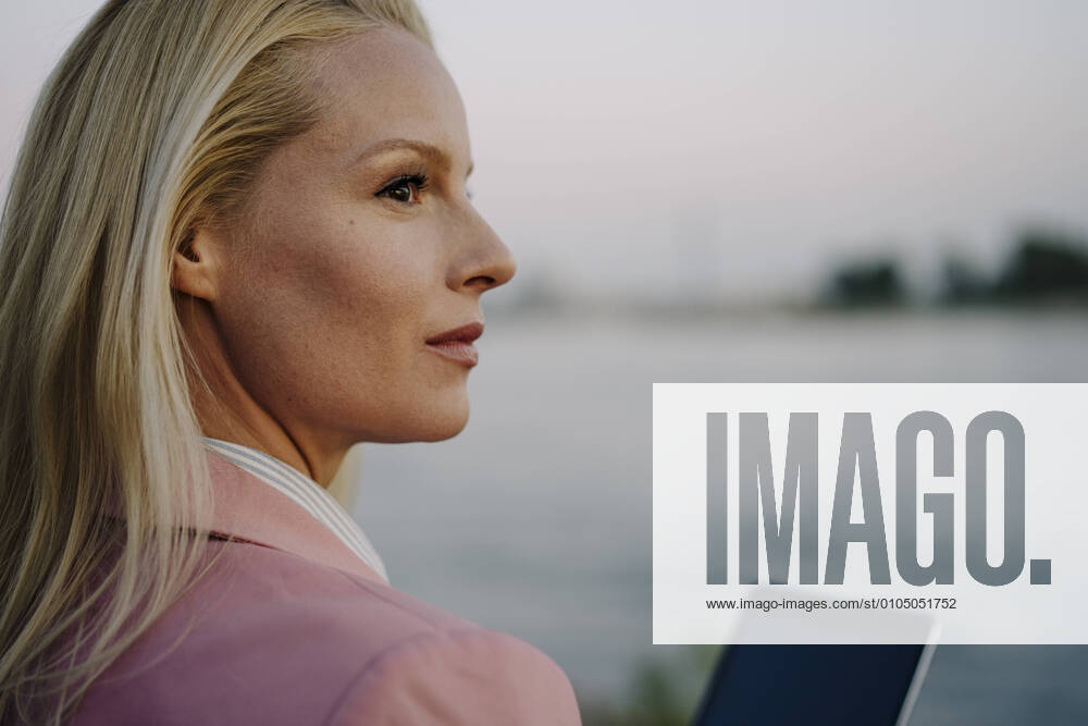 IMAGO Creative, Internationaler Frauenmonat, Entrepreneurinnen IMAGO Creative: Kreative Renaissance -- der junge Entrepreneur Close-up of thoughtful blond female entrepreneur looking away during sunset model released Symbolfoto JOSEF01093