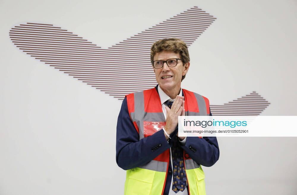 BER Terminal 2 betriebsbereit Schoenefeld, DEU, 25.09.2020 - Engelbert Luetke Daldrup, Vorsitzender der Geschaeftsfuehrung der Flughafen Berlin Brandenburg GmbH im fertiggestellten Terminal 2 des BER Flughafens. Es hat eine Kapazitaet von 6 Millionen Passagieren jaehrlich. Aufgrund der eingebrochenen Passagierzahlen wird das neue Terminal erst zum Sommerflugplan 2021 in Betrieb genommen. Schoenefeld Brandenburg Deutschland