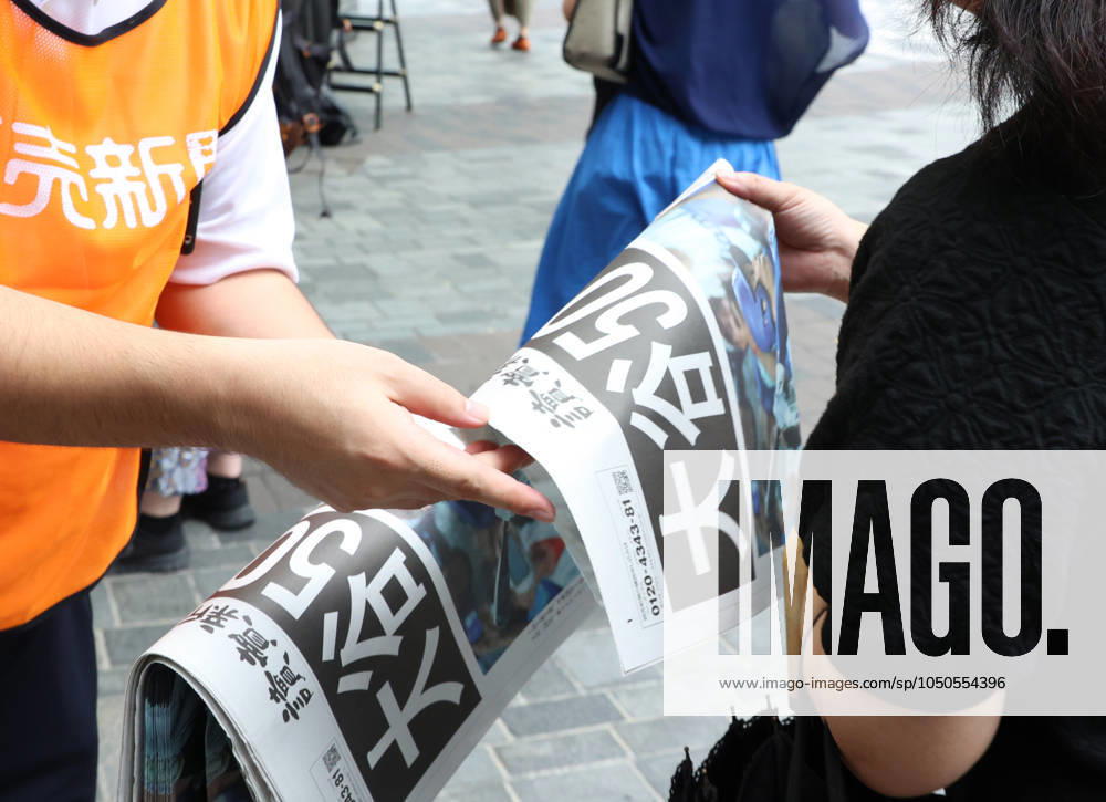 Tokyo, Japan - A pedestrian receives an extra edition newspaper which reports Los Angeles Dodgers slugger Shohei Ohtani s 50-50 (50 homeruns and 50 stolen bases) in the Major League Baseball MLB, Baseball Herren, USA season in Tokyo on Friday, September 20, 2024. Ohtani recorded the 51st homerun and 51st steel at a MLB game against Marlins in Miami. (photo by Yoshio Tsunoda AFLO) Noxthirdxpartyxsales (0763839696st)
