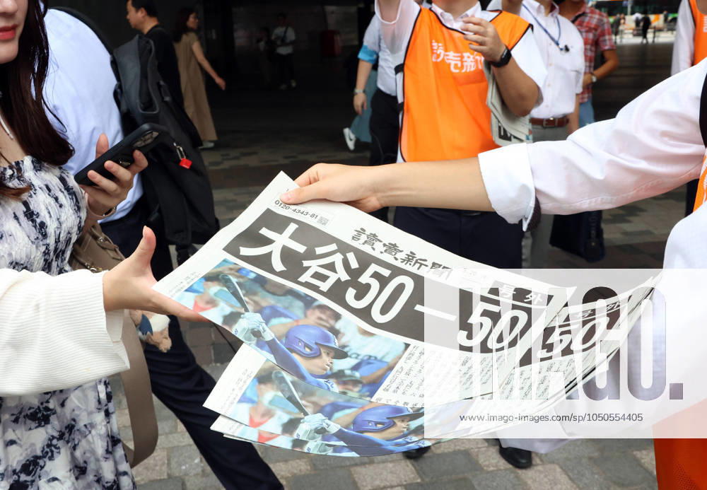 Tokyo, Japan - A pedestrian receives an extra edition newspaper which reports Los Angeles Dodgers slugger Shohei Ohtani s 50-50 (50 homeruns and 50 stolen bases) in the Major League Baseball MLB, Baseball Herren, USA season in Tokyo on Friday, September 20, 2024. Ohtani recorded the 51st homerun and 51st steel at a MLB game against Marlins in Miami. (photo by Yoshio Tsunoda AFLO) Noxthirdxpartyxsales (0763839710st)
