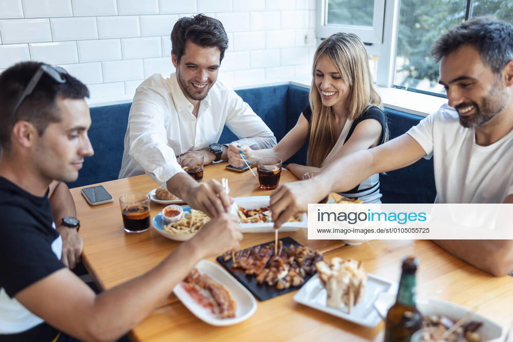 IMAGO Creative, Food, Tapas Friends having meal in restaurant model released Symbolfoto property released JSRF01114