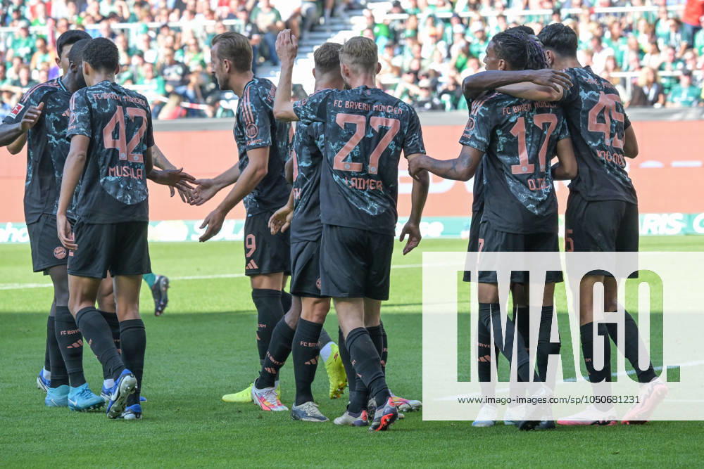 Die Mannschaft feiert das 0:1 ,SV Werder Bremen - FC Bayern Muenchen, Fussball, Bundesliga, DFL, 21.09.2024 DFB regulations prohibit any use of photographs as image sequences and or quasi-video Bremen Bremen Deutschland