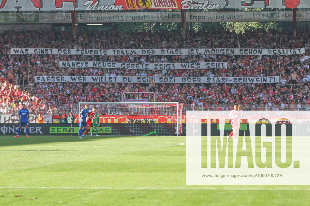 Berlin, Deutschland, 21.09.2024: Stadion Alte Försterei: 4. Spieltag, Saison 2024 25, 1. Fußball-Bundesliga: Union Berlin - TSG 1899 Hoffenheim: Protest gegen Bundesministerin des Innern und für Heimat Nancy Faeser (SPD) im Stadion: Fans halten ein Banner mit dem Schriftzug Was einst der feuchte Traum der Stasi, ist morgen schon Realtität: Nancys neues Gesetz zeigt wie s geht. Faeser, wer willst du sein: Sozi oder Stasi-Schwein