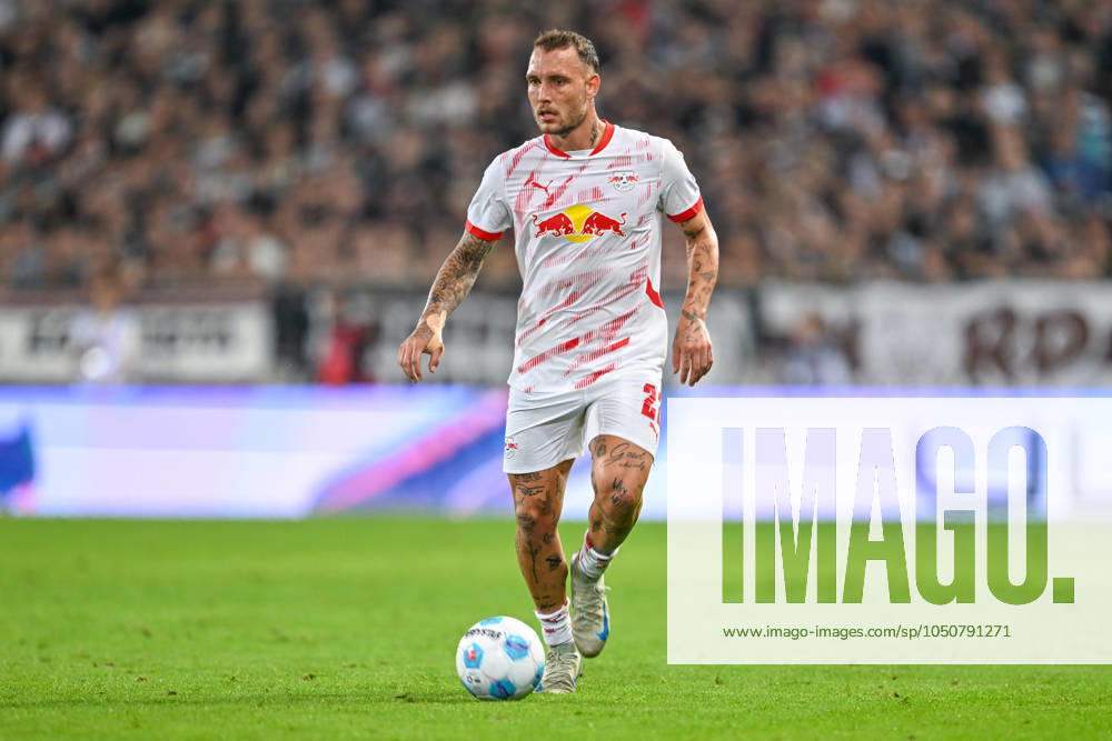 Fußball - 1. Bundesliga - FC St. Pauli - RB Leipzig am 22.09.2024 im Millerntor-Stadion in Hamburg David Raum (RB Leipzig) anm Ball.