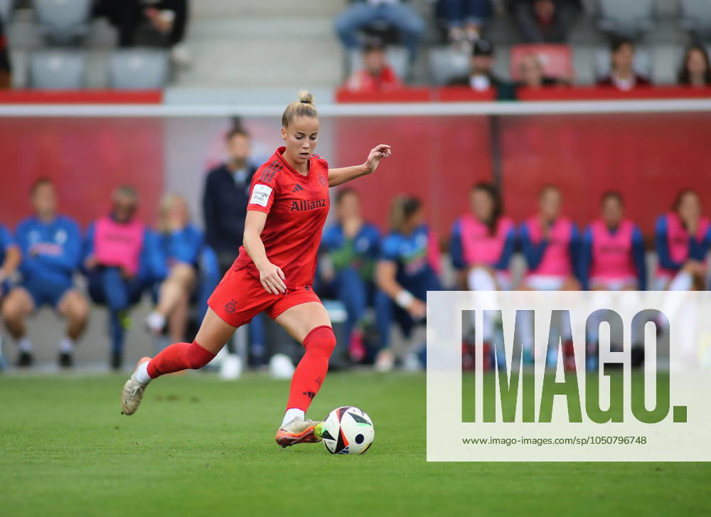 München, Deutschland 23. September 2024: Fussball, FRAUEN, GOOGLE PIXEL FRAUEN-BUNDESLIGA, Saison 2024 2025, FC Bayern München - TSG 1899 Hoffenheim, Campus Giulia Gwinn (FC Bayern München) bei einem Freistoss, Ball