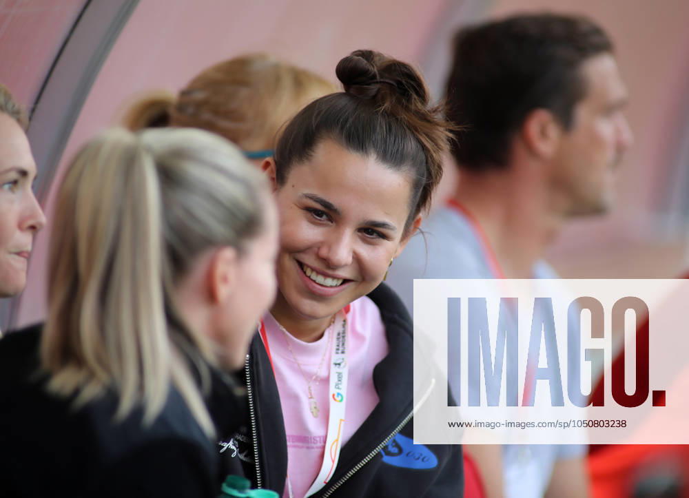 München, Deutschland 23. September 2024: Fussball, FRAUEN, GOOGLE PIXEL FRAUEN-BUNDESLIGA, Saison 2024 2025, FC Bayern München - TSG 1899 Hoffenheim, Campus Lena Oberdorf (FC Bayern München) sitzend, im Gespräch, lächeln, lächelnd, Kopf, Portrait