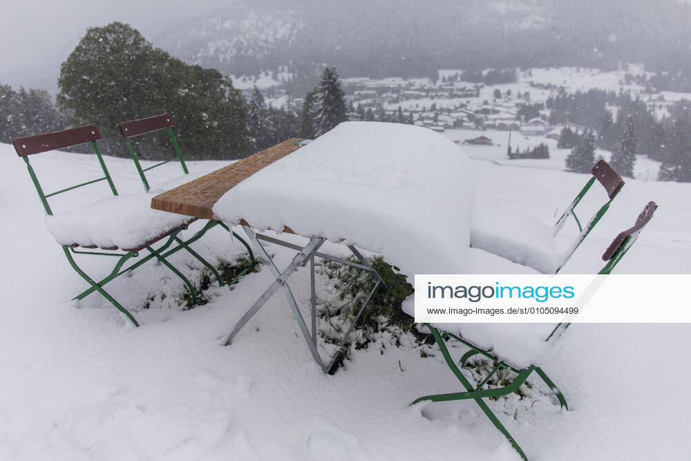 Alpen. Was für ein Wetterwechsel in den Alpen. Nach 28 °C und Schwitzen nun bis zu 10 Zentimeter Neuschnee und Kälte. Der Sommer wurde von Tief Xyla regelrecht weggeblasen. Nach intensiven Schneefällen ist das Allgäu, hier vor allem die Ortschaft Oberjoch tief verschneit. Die Bäume sind zwar noch belaubt, doch überall liegt Schnee. Kinderspielplätze verschneit, Biergärten mit Schnee bedeckt, Winterschuhe, Winterjacke, Mütze nach dem Wettersturz muss man sich nun komplett anders kleiden. Blumen ächzen unter der Schneelast und erste Touristen bauen schon riesige Schneerollen. Die Kinder rodeln den Hang hinunter und auch eine dicke Schneeballschlacht ist möglich. Doch einige Touristen wurden auch eiskalt überrascht.