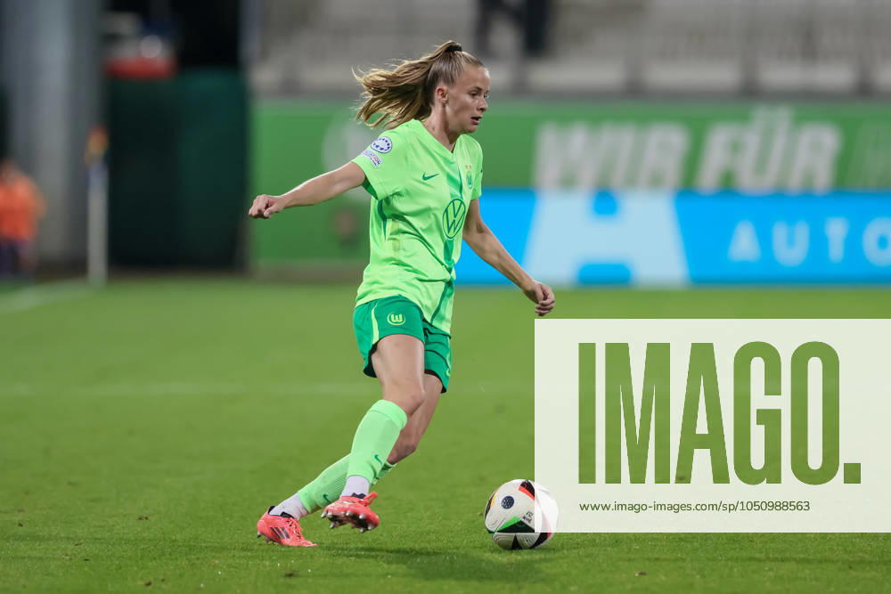 V.li.: Vivien Endemann (VfL Wolfsburg, 25) am Ball, Freisteller, Einzelbild, Ganzkörper, Aktion, Action, Spielszene, 25.09.2024, Wolfsburg (Deutschland), Fussball, UEFA Womens Champions League, VfL Wolfsburg - AC Florenz