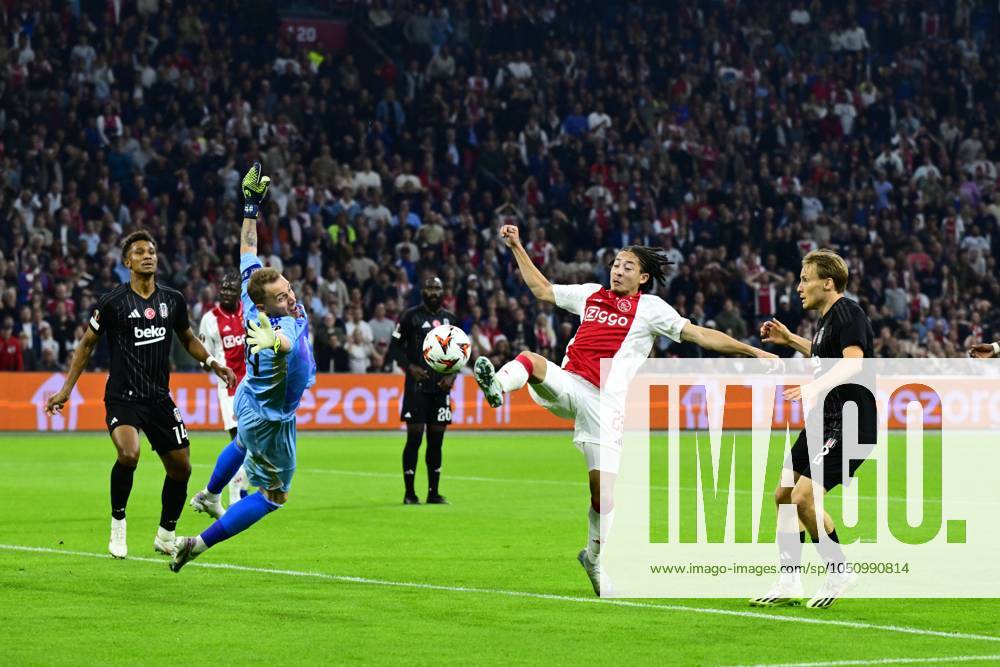 AMSTERDAM - (l-r) Besiktas JK goalkeeper Mert Gunok, Kian Fitz-Jim of Ajax during the UEFA Europa League match between AFC Ajax Amsterdam and Besiktas JK at the Johan Cruijff ArenA on Sept. 26, 2024 in Amsterdam, Netherlands. ANP OLAF KRAAK UEFA Europa League 2024 25 League Phase MD1 2024 25 ANPxSportx IVx 509440656 originalFilename: 509440656