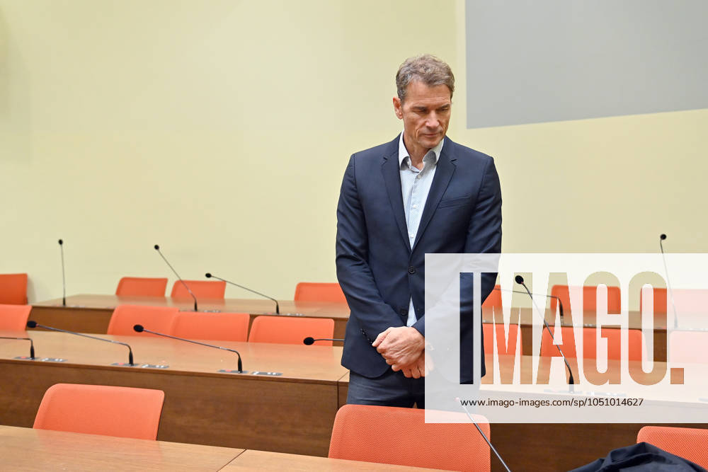Jens Lehmann, Einzelbild,angeschnittenes Einzelmotiv, Halbfigur,halbe Figur. Landgericht Muenchen II Strafverfahren gegen Jens Lehmann wegen des Verdachts der Beleidigung u.a. am 27.09.2024,Berufung,