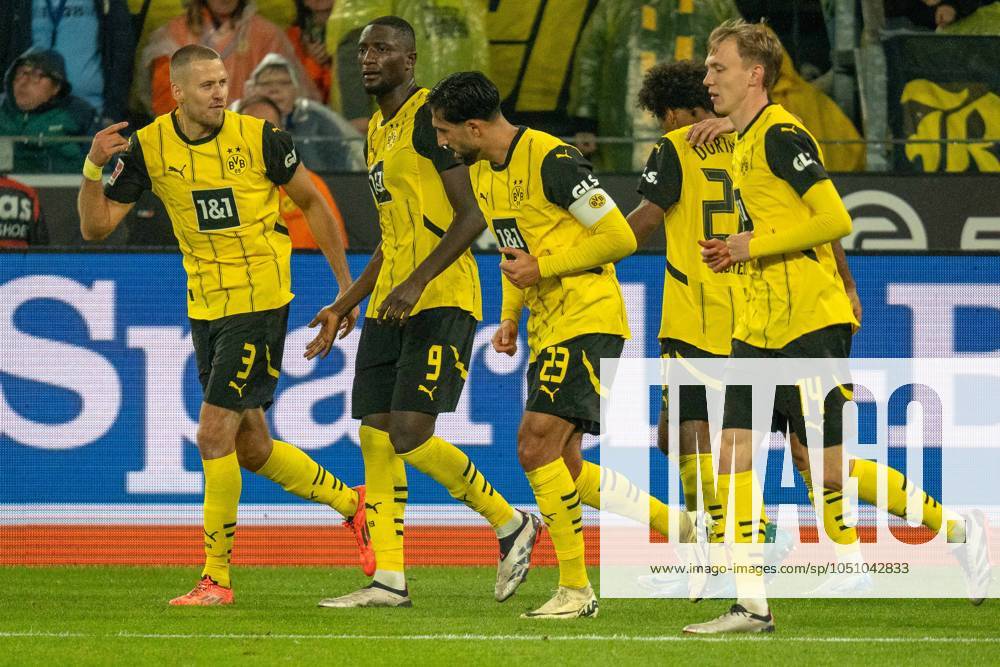 Die Dortmunder Torschuetzen feiern, GER BVB Borussia Dortmund 09 vs. VfL Bochum, Fussball, Bundesliga, Spieltag 5, Saison 2024 2025, 27.09.2024 DFB DFL REGULATIONS PROHIBIT ANY USE OF PHOTOGRAPHS AS IMAGE SEQUENCES AND OR QUASI-VIDEO, GER BVB Borussia Dortmund 09 vs. VfL Bochum, Fussball, Bundesliga, Spieltag 5, Saison 2024 2025, 27.09.2024 Dortmund