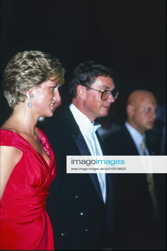 Diana, Princess of Wales, attends the Royal Gala Evening to Benefit the London City Ballet at Department of Commerce in Washington DC, USA, on October 4, 1990 Washington USA - ZUMAs152 19901004_zaa_s152_008