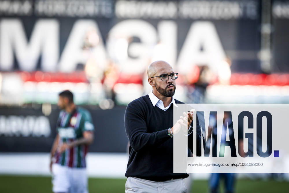 Jose Faria head of Estrela Amadora reacts during the Liga Portugal Betclic match between Estrela da Amadora and FC Moreirense at Estadio JosÃ Gomes on September 28th, 2024. Liga Portugal Betclic - Estrela da Amadora SAD vs FC Moreirense (Valter Gouveia SPP)