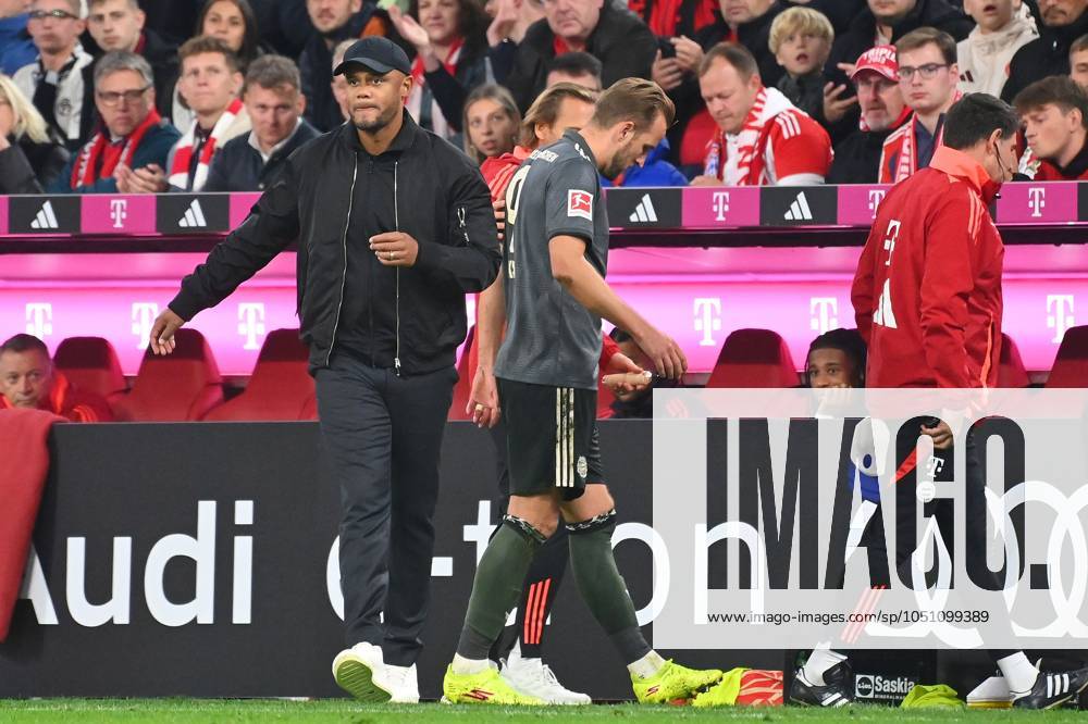 V.li:Trainer Vincent KOMPANY (Bayern Muenchen) Harry KANE (Bayern Muenchen) nach Auswechslung,verletzt,Verletzung, Fussball 1. Bundesliga Saison 2024 2025, 5.Spieltag, Spieltag05 FC Bayern Muenchen - Bayer 04 Leverkusen 1-1 am 28.09.2024, A L L I A N Z A R E N A.